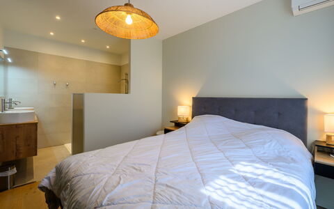 Mas de Caussagues: Lit, Meubles, Literie, Design Intérieur, Chambre, Drap De Lit, Mur, Sol, Sol, Pièce