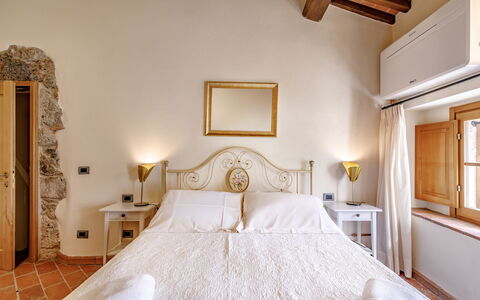 Relais la Costa: Meubles, Mur, Lit, Design Intérieur, Chambre, Sol, Sol, Drap De Lit, Plafond, Literie
