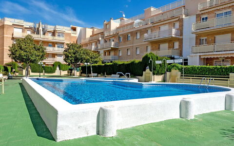 Aires de Mar: L'Eau, Plante, Ciel, Bâtiment, Bleu Azur, Fenêtre, Plan D'Eau, Arbre, Design Urbain, Piscine
