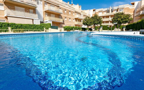 Aires de Mar: L'Eau, Bâtiment, Ciel, Plante, Propriété, Piscine, Bleu, Bleu Azur, Nuage, Fenêtre