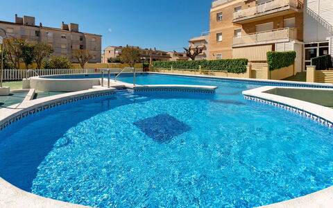Aires de Mar: L'Eau, Ciel, Bâtiment, Propriété, Bleu, Piscine, Bleu Azur, Plante, Rectangle, Plan D'Eau