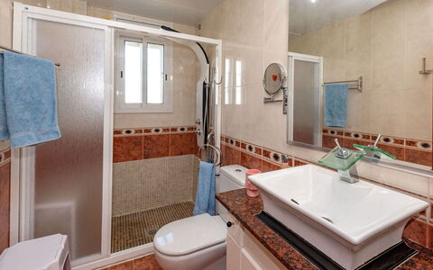 Aires de Mar: Miroir, Luminaire Plomberie, Robinet, Évier, Lavabo, Propriété, Salle De Bains, Vert, Fenêtre, Violet