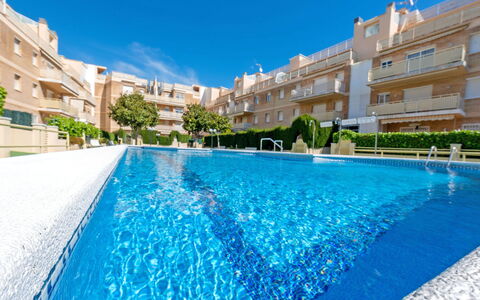 Aires de Mar: L'Eau, Bâtiment, Ciel, Plante, Propriété, Piscine, Bleu Azur, Fenêtre, Bleu, Maison