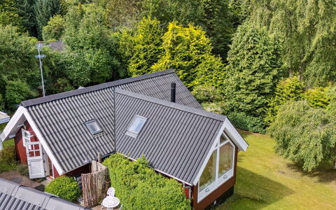 Helfrida - 925M from the Sea: Toit, Maison, Domicile, Arbuste, Chalet, Siding, Jardin, Biens, Cour, Aménagement Paysager