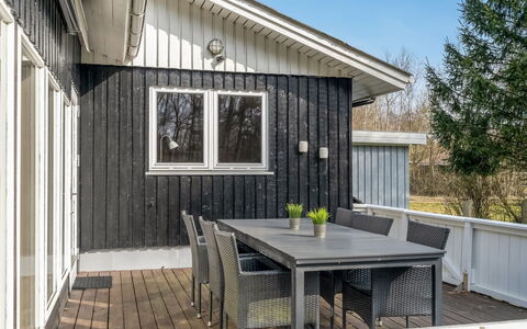 Iris - 200M to the Fjord: Toit, Maison, Domicile, Chalet, Porte, Siding, Plate-Forme, Porche, Planche, Dur