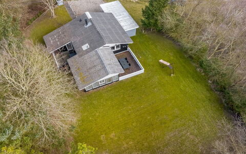 Iris - 200M to the Fjord: Toit, Maison, Domicile, Chalet, Porte, Siding, Plate-Forme, Porche, Planche, Dur