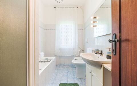 Celeste: Sol, Salle De Bains, Mur, Sol, Design Intérieur, Luminaire Plomberie, Plafond, Lavabo, Plomberie, Éclairage