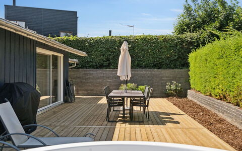 Enrica - 250M from the Sea: Bois, Sol, Design Intérieur, Sol, Meubles, Parquet, Pièce, Plafond, Tache De Bois, Dur