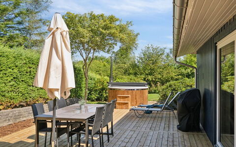 Enrica - 250M from the Sea: Bois, Sol, Design Intérieur, Sol, Meubles, Parquet, Pièce, Plafond, Tache De Bois, Dur