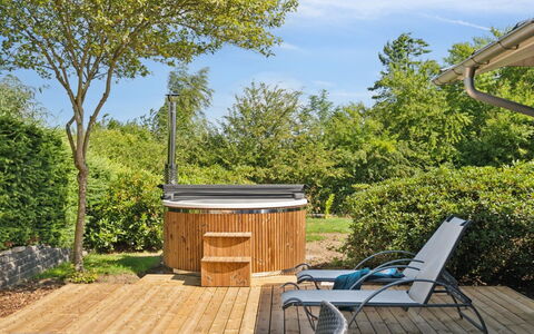 Enrica - 250M from the Sea: Bois, Sol, Design Intérieur, Sol, Meubles, Parquet, Pièce, Plafond, Tache De Bois, Dur
