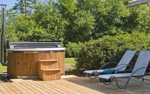 Enrica - 250M from the Sea: Bois, Sol, Design Intérieur, Sol, Meubles, Parquet, Pièce, Plafond, Tache De Bois, Dur