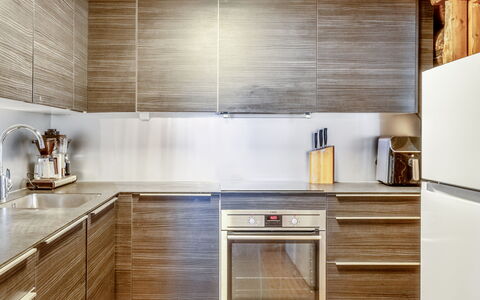 Lumikenttien Kutsu: Cuisine, Sol, Bois, Appareil De Cuisine, Comptoir, Design Intérieur, Cabinetry, Sol, Principaux Appliance, Parquet