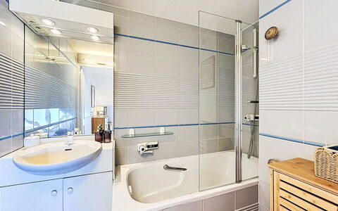 Madavoar: Salle De Bains, Luminaire Plomberie, Design Intérieur, Sol, Sol, Évier, Robinet, Plomberie, Baignoire, Lavabo