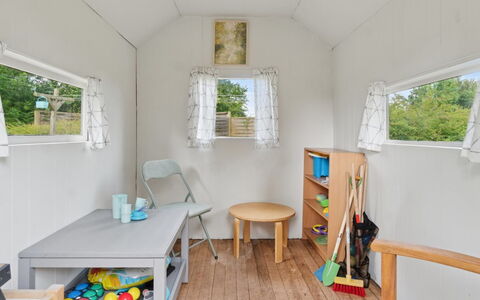 Keke - 2.5Km from the Sea: Bois, Sol, Design Intérieur, Sol, Meubles, Parquet, Pièce, Plafond, Tache De Bois, Dur