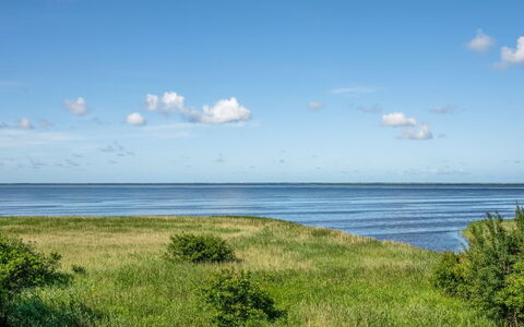 Gadde - 100M to the Fjord: Ciel, Bleu, Nuage, Horizon, L'Eau, Jour, Plan D'Eau, Ressources En Eau, Vert, Herbe