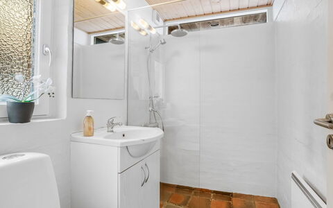 Withulf - 500M to the Fjord: Luminaire Plomberie, Salle De Bains, Sol, Design Intérieur, Mur, Évier, Lavabo, Sol, Robinet, Armoire De Toilette
