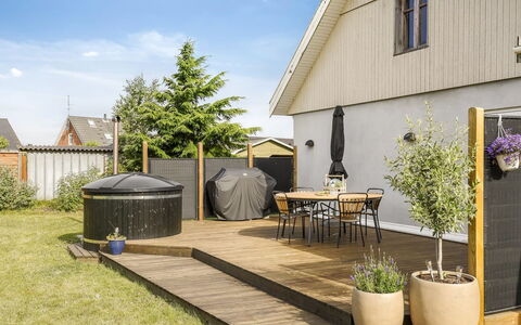 Nanja - 250M from the Sea: Bois, Domicile, Porche, Plate-Forme, Dur, Toit, Tache De Bois, Parquet, Eco Hôtel