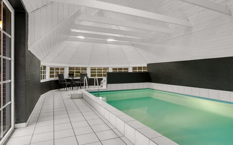 Tara - 1Km from the Sea: Sol, Sol, Design Intérieur, Plafond, Composite, Tuile, Conception, Piscine, Baignoire