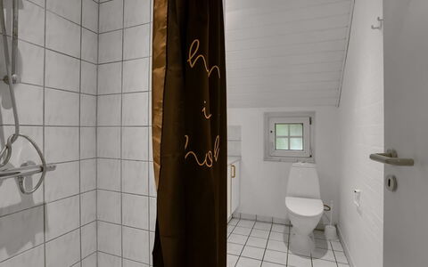 Tara - 1Km from the Sea: Mur, Sol, Bois, Sol, Luminaire Plomberie, Salle De Bains, Toilette, Design Intérieur, Plomberie, Siège De Toilette