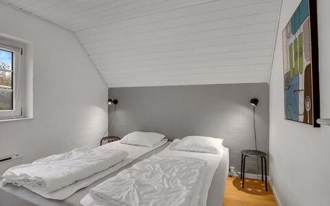 Tara - 1Km from the Sea: Mur, Chambre, Bois, Lit, Plafond, Drap De Lit, Sol, Literie, Sol, Design Intérieur