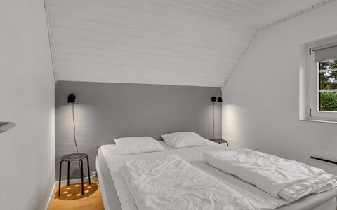 Tara - 1Km from the Sea: Bois, Chambre, Lit, Sol, Sol, Plafond, Design Intérieur, Literie, Drap De Lit, Cadre De Lit