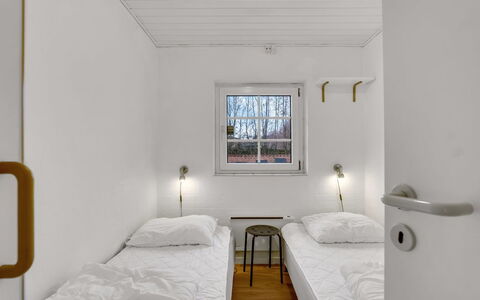 Tara - 1Km from the Sea: Mur, Plafond, Chambre, Cadre De Lit, Daylighting, Luminaire, Literie, Lit, Dortoir