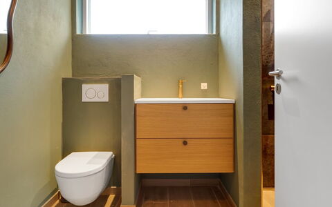Vilppu - 900M from the Sea: Salle De Bains, Luminaire Plomberie, Mur, Sol, Lavabo, Design Intérieur, Sol, Armoire De Toilette, Toilette, Évier