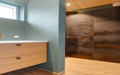 Vilppu - 900M from the Sea: Sol, Mur, Sol, Design Intérieur, Marron, Salle De Bains, Tuile, Plafond, Luminaire Plomberie, Composite