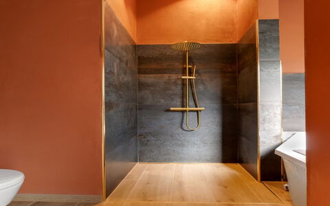 Vilppu - 900M from the Sea: Sol, Sol, Orange, Luminaire Plomberie, Salle De Bains, Marron, Tuile, Plomberie, Toilette