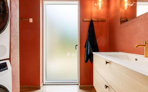 Vilppu - 900M from the Sea: Sol, Design Intérieur, Sol, Orange, Marron, Luminaire Plomberie, Armoire De Toilette, Miroir, Pièce, Salle De Bains