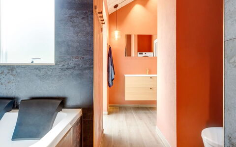 Vilppu - 900M from the Sea: Mur, Sol, Design Intérieur, Sol, Luminaire Plomberie, Orange, Salle De Bains, Plafond, Robinet, Plomberie
