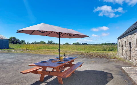 Kerdro: Ciel, Toit, Mobilier De Jardin, Chalet, Tableau De Plein Air, Table De Pique-Nique, Ombre, Biens, Pelouse, Ferme