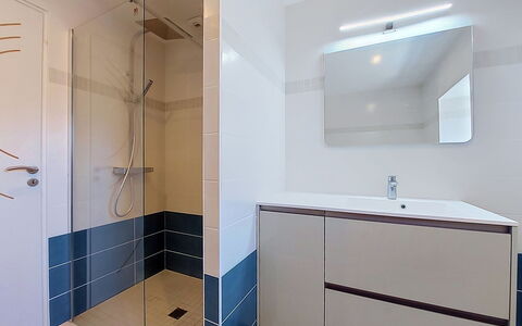 Kerdro: Sol, Sol, Design Intérieur, Luminaire Plomberie, Salle De Bains, Armoire De Toilette, Plafond, Tuile, Plomberie, Pièce