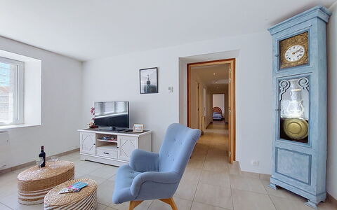 Kerdro: Meubles, Design Intérieur, Sol, Mur, Sol, Bois, Pièce, Plafond, Éclairage, Salon