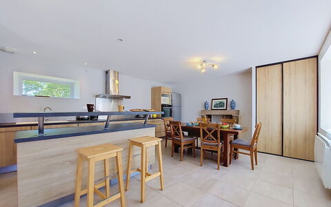 Kerdro: Meubles, Design Intérieur, Sol, Sol, Comptoir, Cuisine, Bois, Plafond, Parquet, Chaise