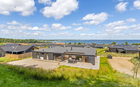 Heidie - 600M from the Sea: Toit, Maison, Domicile, Chalet, Siding, Biens, Allée, Batiments Jardin, Cour, Cabanon