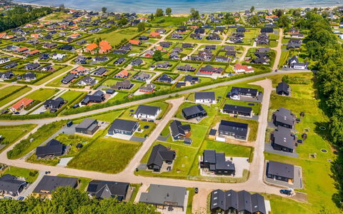 Heidie - 600M from the Sea: Toit, Maison, Domicile, Chalet, Siding, Biens, Allée, Batiments Jardin, Cour, Cabanon
