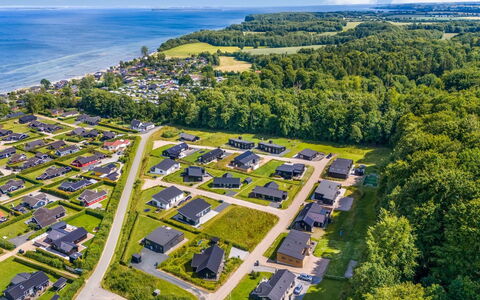 Heidie - 600M from the Sea: Toit, Maison, Domicile, Chalet, Siding, Biens, Allée, Batiments Jardin, Cour, Cabanon