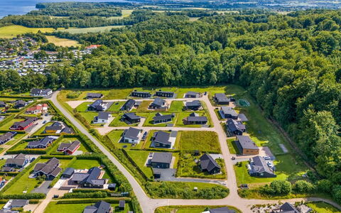 Heidie - 600M from the Sea: Toit, Maison, Domicile, Chalet, Siding, Biens, Allée, Batiments Jardin, Cour, Cabanon
