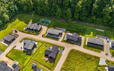 Heidie - 600M from the Sea: Toit, Maison, Domicile, Chalet, Siding, Biens, Allée, Batiments Jardin, Cour, Cabanon