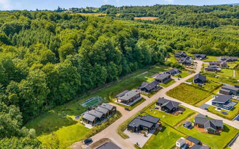 Heidie - 600M from the Sea: Toit, Maison, Domicile, Chalet, Siding, Biens, Allée, Batiments Jardin, Cour, Cabanon