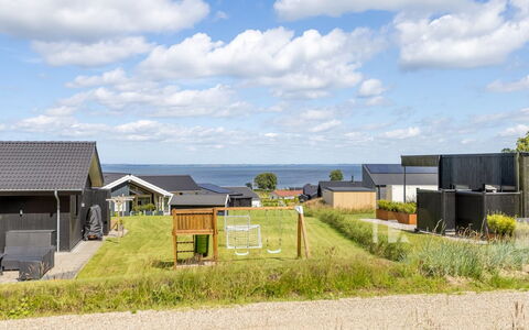 Heidie - 600M from the Sea: Toit, Maison, Domicile, Chalet, Siding, Biens, Allée, Batiments Jardin, Cour, Cabanon