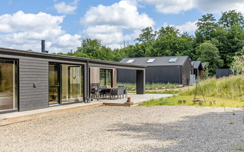 Heidie - 600M from the Sea: Toit, Maison, Domicile, Chalet, Siding, Biens, Allée, Batiments Jardin, Cour, Cabanon