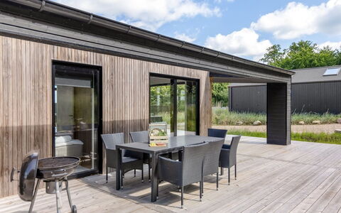 Heidie - 600M from the Sea: Toit, Maison, Domicile, Chalet, Siding, Biens, Allée, Batiments Jardin, Cour, Cabanon