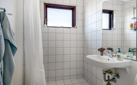 Ola - 900M from the Sea: Mur, Luminaire Plomberie, Salle De Bains, Sol, Sol, Design Intérieur, Plafond, Plomberie, Toilette, Évier