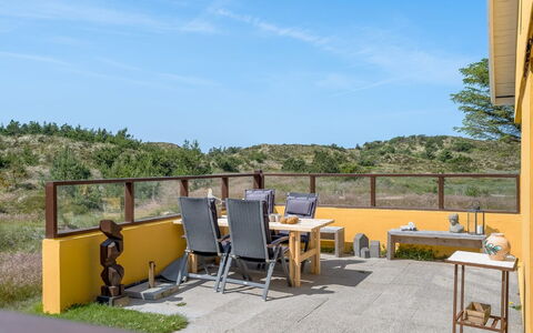 Ola - 900M from the Sea: Meubles, Chaise, Tache De Bois, Ombre, Dur, Table Cuisine Et Salle A Manger, Eco Hôtel, Balcon, Mobilier De Jardin, Recours