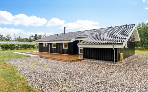 Sulho - 800M from the Sea: Toit, Domicile, Porte, Chalet, Ombre, Siding, Cour, Biens, Arrière-Cour