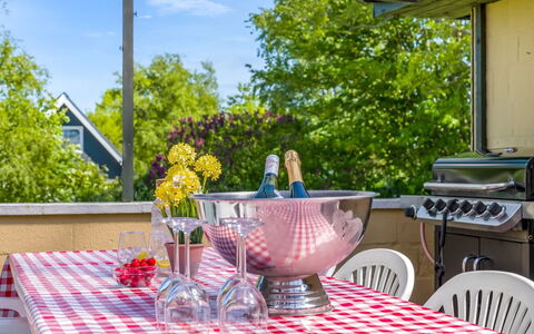 Lillan - from the Sea: Meubles, Table, Vaisselle, Chaise, Mobilier De Jardin, Nappe De Table, Tableau De Plein Air, Aliments, Jardin, Drinkware