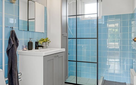 Lillan - from the Sea: Design Intérieur, Mur, Sol, Salle De Bains, Sol, Luminaire Plomberie, Armoire De Toilette, Tuile, Plomberie, Pièce