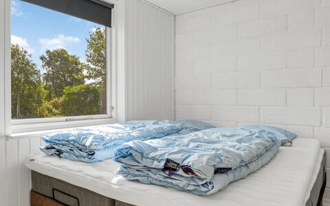 Lillan - from the Sea: Chambre, Lit, Drap De Lit, Literie, Sol, Linge, Cadre De Lit, Pièce, Plafond, Matelas